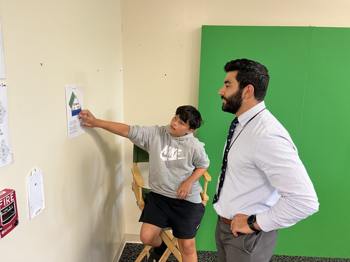 heyitsMrGeorge's tweet photo. First month of the school year has been amazing. I'm challenging myself to do anything &amp; everything to get these scholars collaborating &amp; engaging in historical content. Escape rooms, round robins, &amp; much more! Lucky to have the best students &amp; the best job! #thisishowwelakeview https://t.co/AUrbRV2h4i