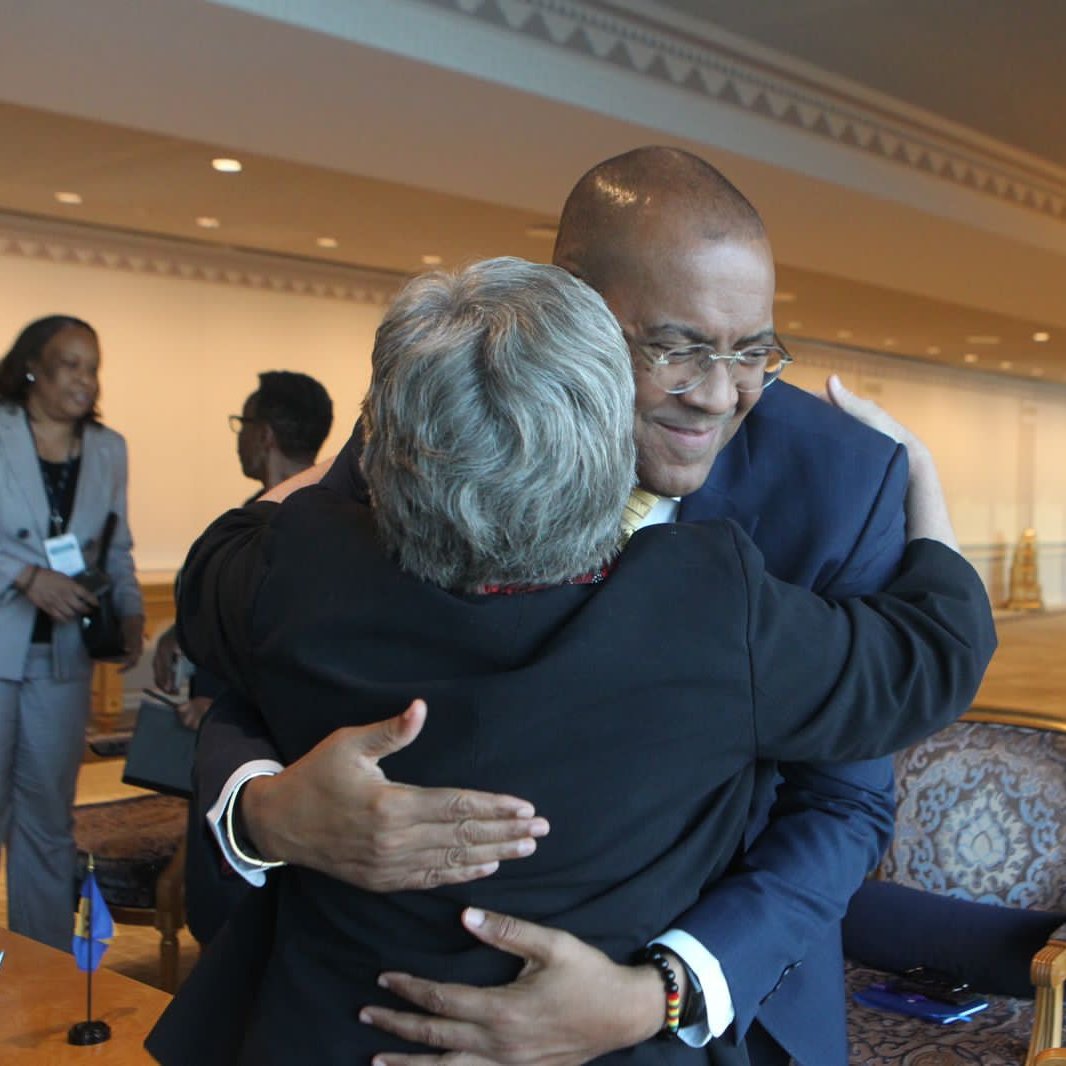 SRE_mx's tweet photo. 📸 En el marco de la reunión bilateral entre México y Barbados, en Nueva York, la canciller @aliciabarcena y el ministro de Asuntos Exteriores y Comercio Exterior, Kerrie Symmonds, realizaron la firma de un acuerdo de entendimiento entre nuestros países, con el cual nuestros lazos bilaterales serán fortalecidos.

🇲🇽🤝🇧🇧
#DiplomaciaCercaDeTi
#MéxicoyBarbados
#MéxicoEsCaribe
@MexOnu
#UNGA