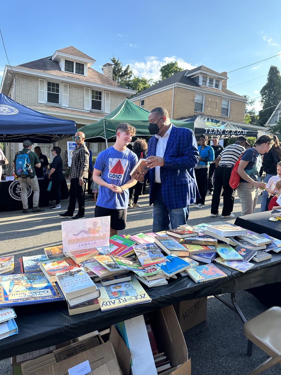BookwormGlobal's tweet photo. Matthew was honored to be invited to Mayor Gainey’s new initiative, City in the Streets. This block party brings gov and community neighborhoods in Pittsburgh. He distributed 100s of books in West Oakland.
@CityofPittsburgh @citypgh @mayoredgainey @uscschools @Mayor EdGainey https://t.co/HOvOWqq3e9