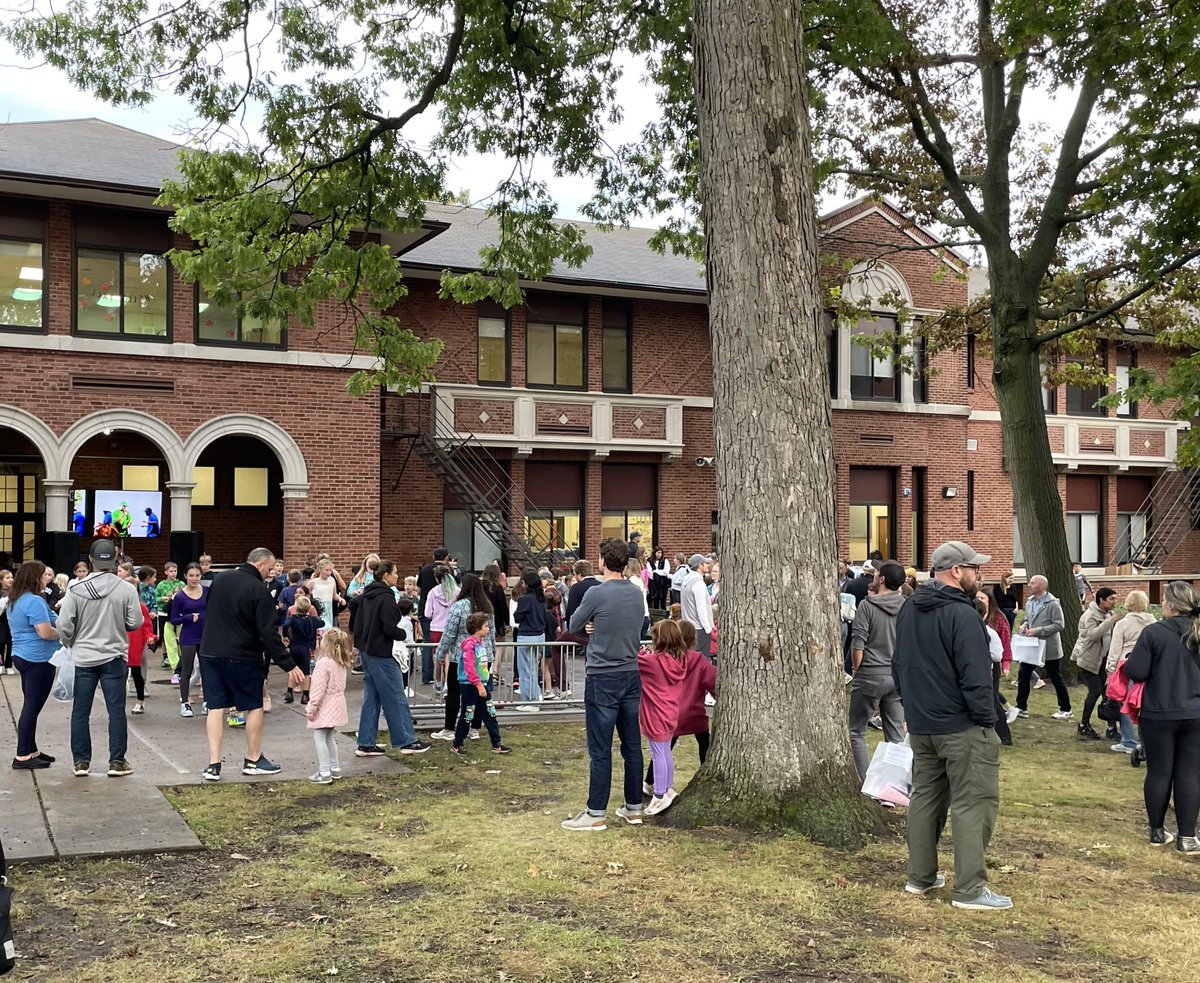 Today’s rain could not stop the back to school bash from happening, even if it tried!! Thanks to the PTO for putting on this incredible community event #112leads #ittigers
