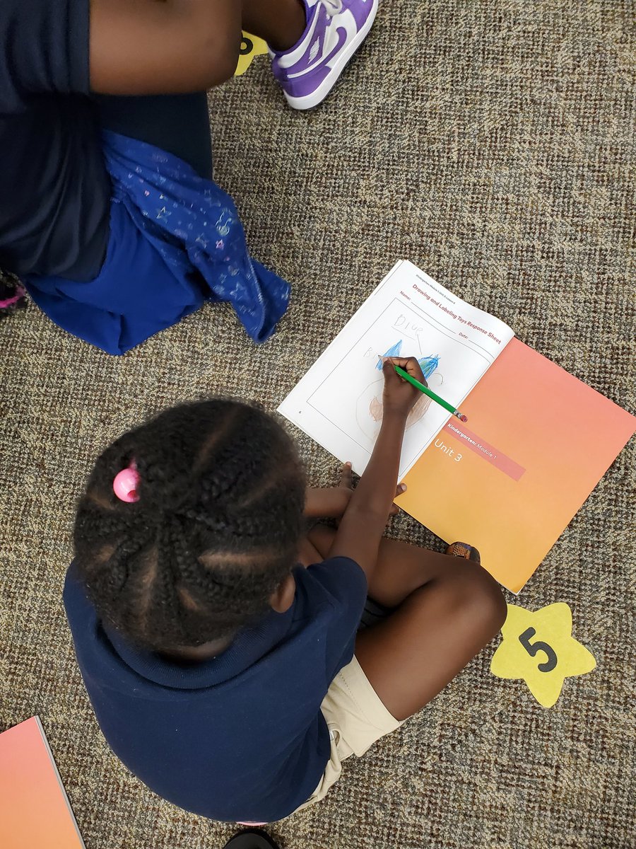 KBGeckos's tweet photo. KB practiced labeling their favorite toy pictures before sharing them with a classmate! @CCSDConnects @WBGoodwinGators https://t.co/BQcS3vF1mm