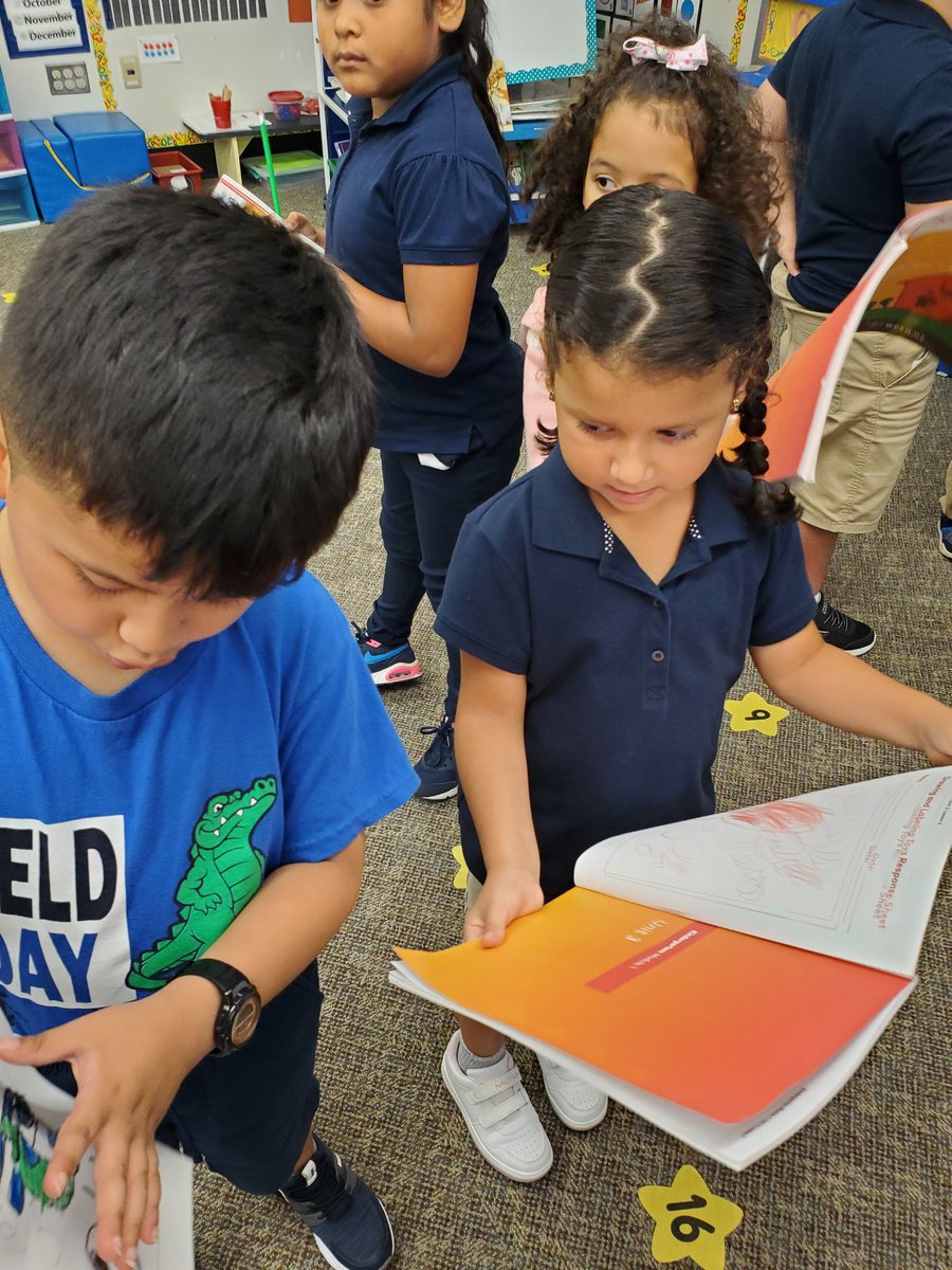 KBGeckos's tweet photo. KB practiced labeling their favorite toy pictures before sharing them with a classmate! @CCSDConnects @WBGoodwinGators https://t.co/BQcS3vF1mm