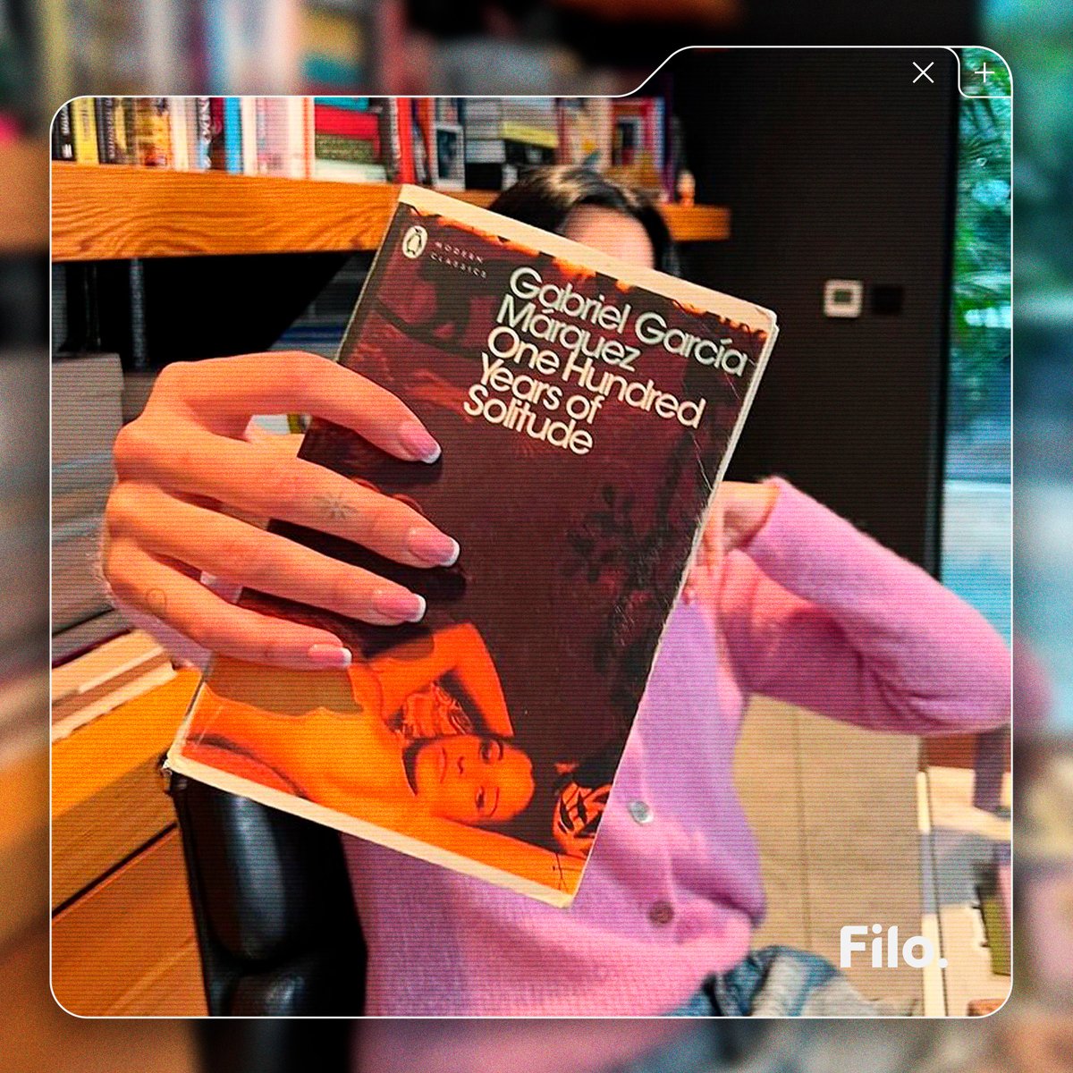 filonewsOK's tweet photo. 📚 Dua Lipa recomendó “Cien años de soledad” 🤓

💬 “Esta increíble novela me hechizó. Me cautivaron los elementos fantásticos que conviven con la realidad”, escribió sobre el best-seller de Gabriel García Márquez  ✨

📸 Service95 https://t.co/8d3gvQgjsn