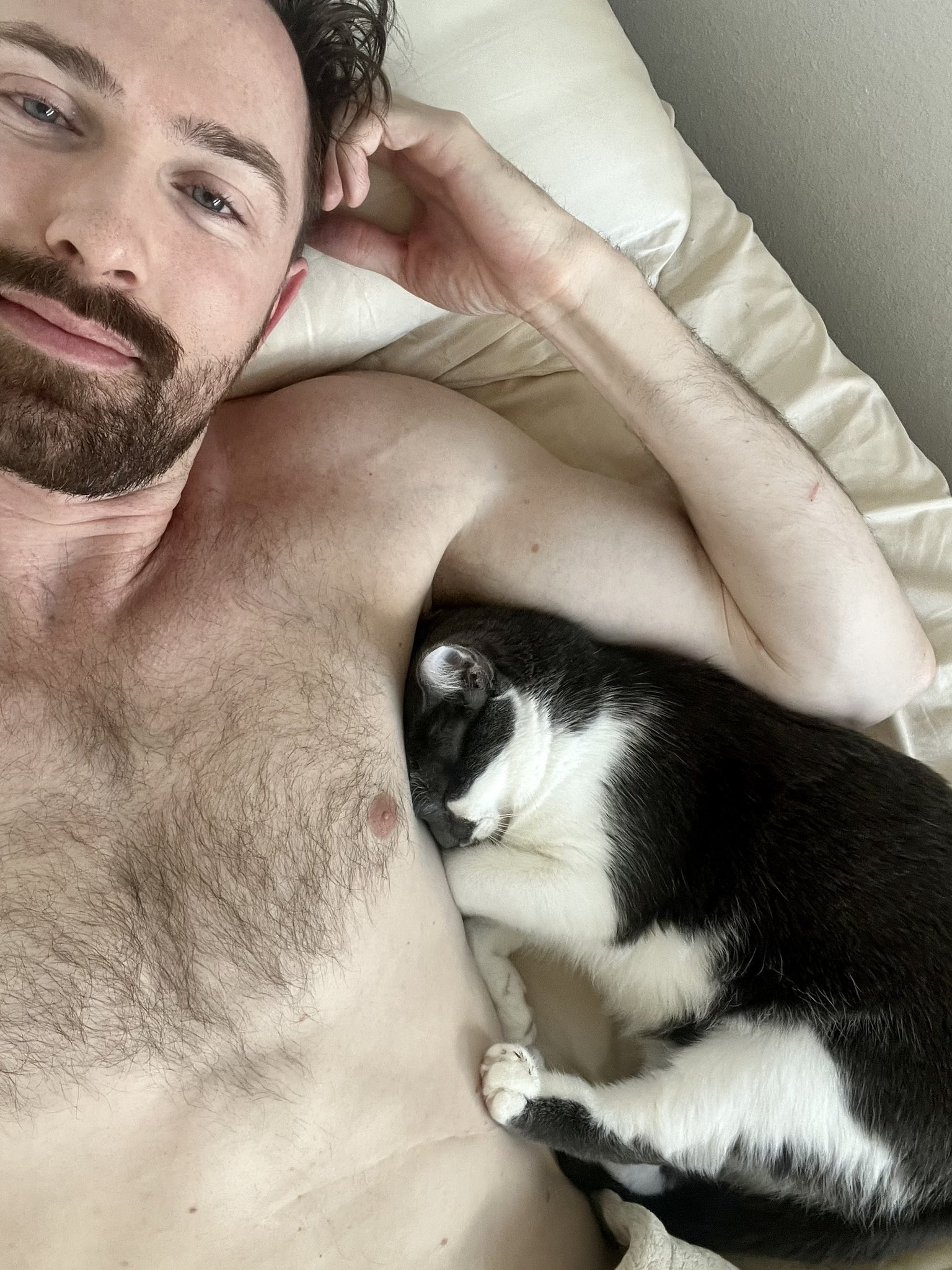 F6bYuAeaMAA2dS_.jpg:large