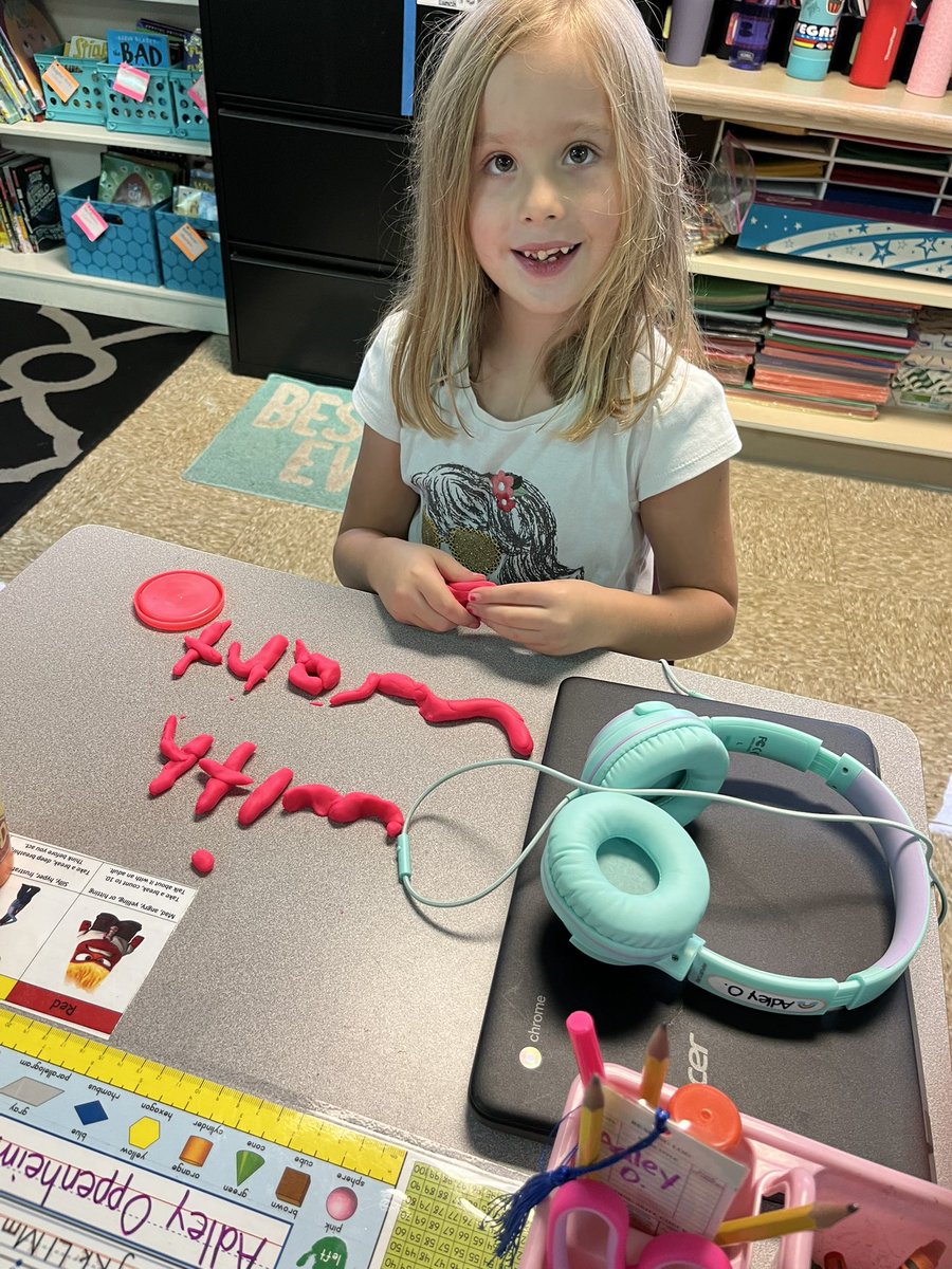 dublin2320's tweet photo. Practicing our OG Red Words using tactile learning with play-dough. @RobertCS118 #rcs118life #OGfun https://t.co/jeU2ogIahQ