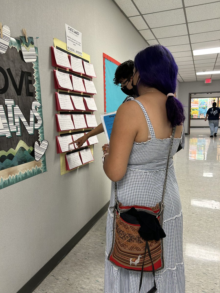 Ndele_teach's tweet photo. Open House shenanigans @Carter_AISD 
The parents and students loved our scavenger hunt! #MyAldine https://t.co/yFenZyH7Fb