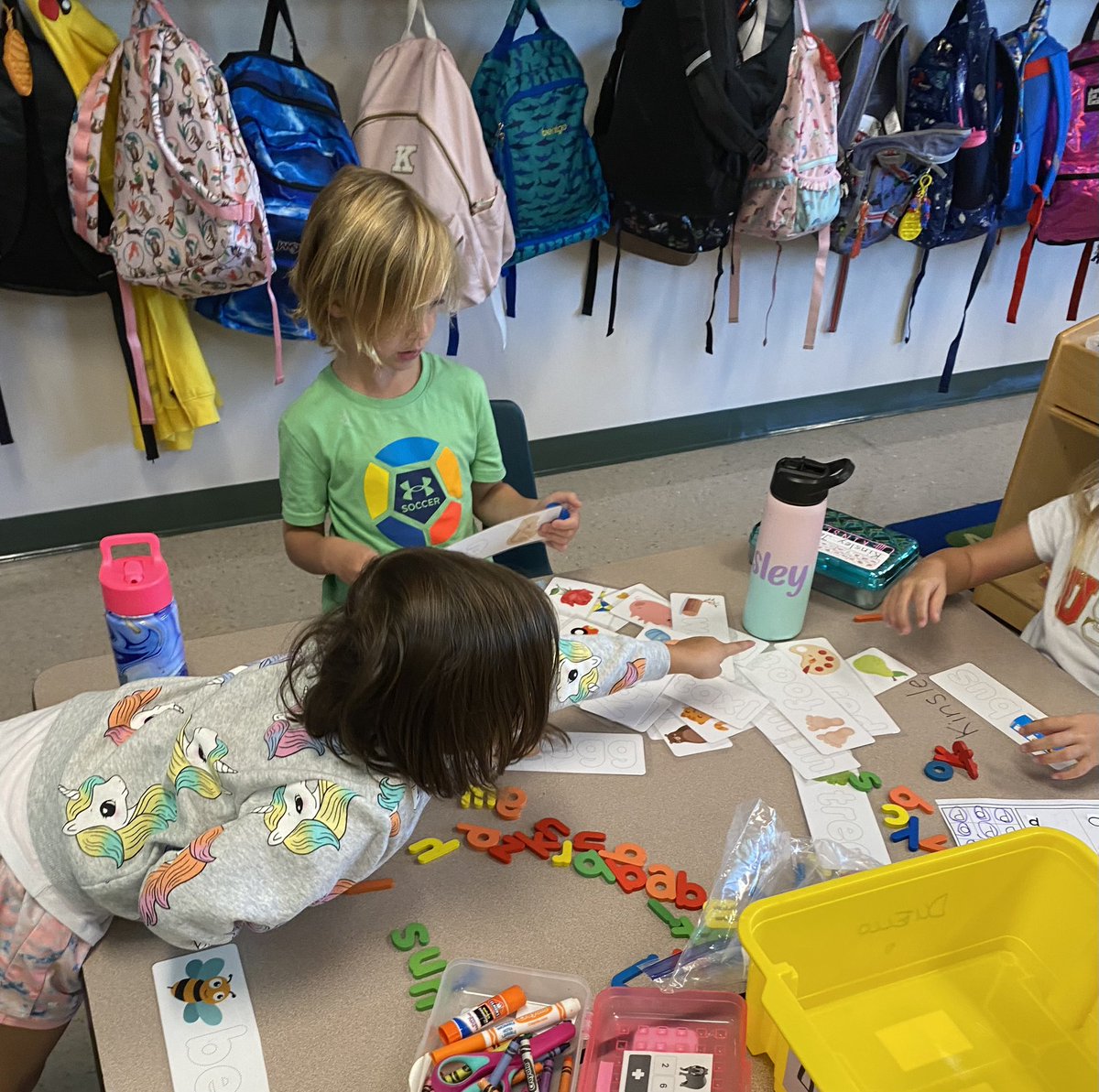 Kinder_Dogs's tweet photo. Literacy center fun🥰 🍎 https://t.co/HNjhBQ2dbP