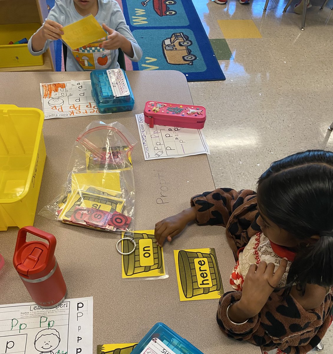 Kinder_Dogs's tweet photo. Literacy center fun🥰 🍎 https://t.co/HNjhBQ2dbP