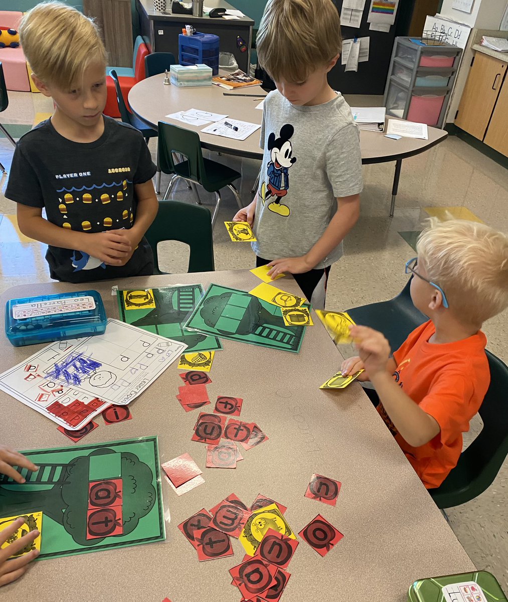 Kinder_Dogs's tweet photo. Literacy center fun🥰 🍎 https://t.co/HNjhBQ2dbP
