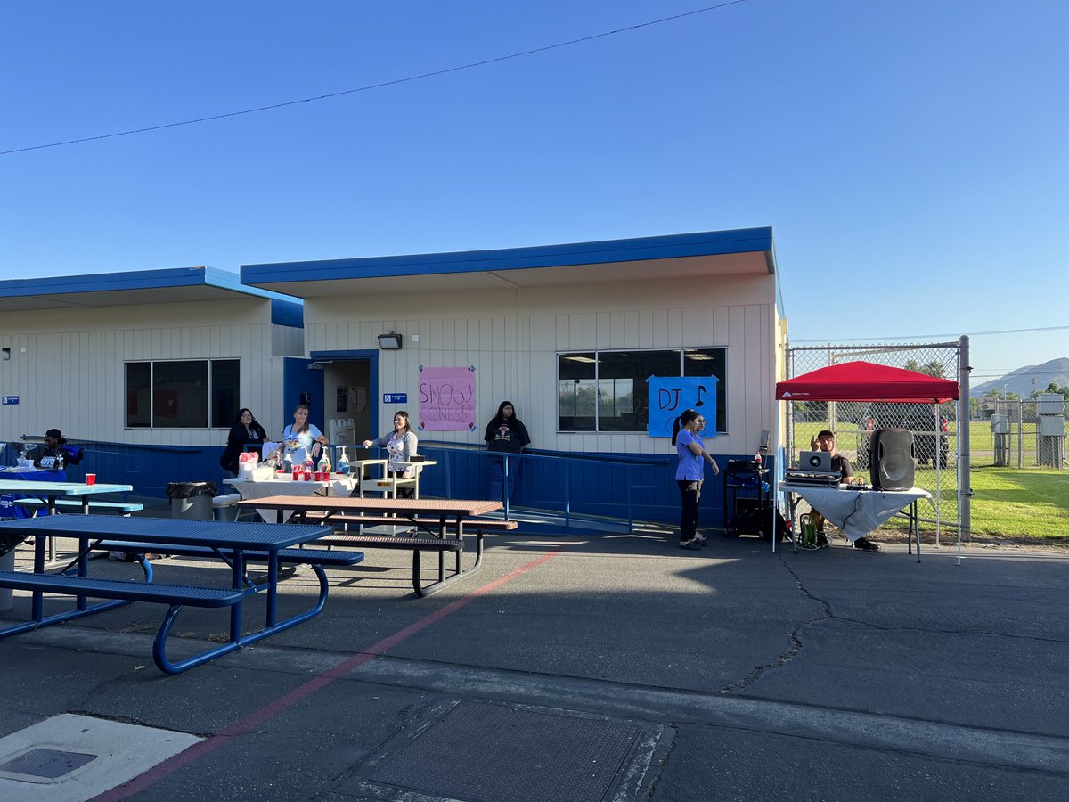 Back to School Night going on now ⁦@SMHS_CJUSD⁩ Come join us! #YouCan’tSpellSloverWithoutLOVE! ⁦@ColtonJUSD⁩