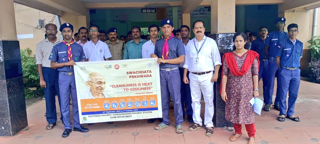 Scouting for a cleaner tomorrow! Vibrant youth from SB Higher Secondary School, Changanassery, joined hands with staff for #Shramdaan and #Swachhata rally, fueling our #SwachhataPakhwara special campaign. #CleanCGY #Scouts #SwachhRailSwachhBharat 
#CleanIndia #TVCSR #YouthToday