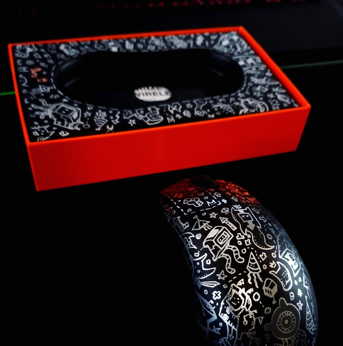 What are you packing mousewise these days? 
📸 handpainted @SteelSeries mouse embued with magic runes of accuracy and protection for oragne coloured snack dust. Silver and orange. #steelseries #gaming #mouse #customized #handpainted #geekgear