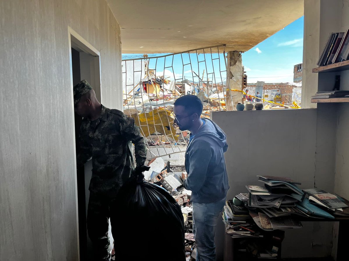 Soldados del Grupo de Caballería Juan del Corral de la #CuartaBrigada, apoyaron en la remoción de escombros de las viviendas que fueron destruidas por una explosión que afecto a la comunidad del barrio Alto de la Capilla del mpio de Rionegro, Ant. 
#SiempreATuLado