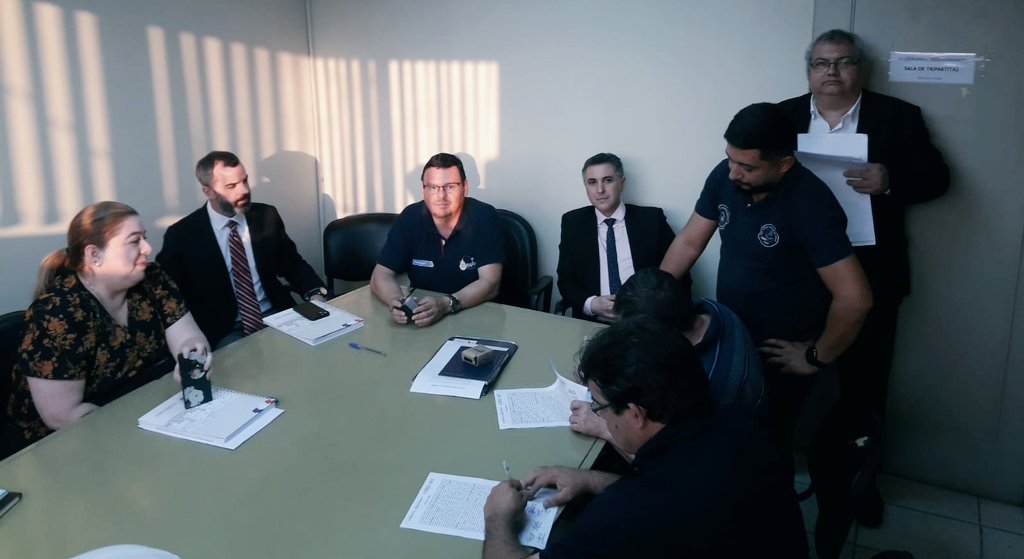 MTESS_PY's tweet photo. El director de Trabajo @jota_echauri encabezó hoy la tripartita realizada con dirigentes sindicales y representantes de Petropar en busca de un acuerdo por las desvinculaciones que se dieron en la empresa estatal.

La reunión quedó en un cuarto intermedio para que los participantes evalúen las propuestas hechas por las partes, por lo que la tripartita continuará la próxima semana.

El #MTESS insistirá en el diálogo para la resolución de conflictos entre trabajadores y empleadores.