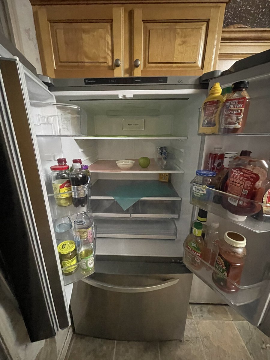 Zoethyhoey's tweet photo. @postedinthecrib Y’all’s fridge works ? https://t.co/x8b5Nlrm6s