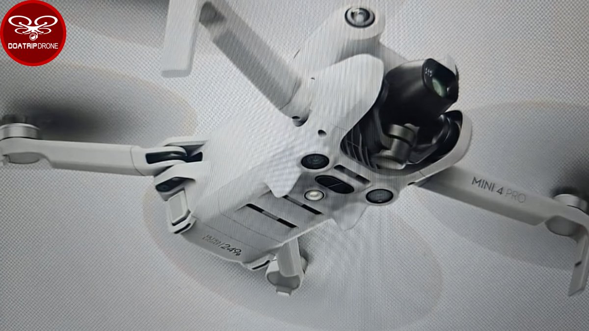 doatrip's tweet image. Two leaked Promo-Pictures of the #djimini4pro. Auxiliar light on the bottom and prop holder back in business #dji #mini4pro
