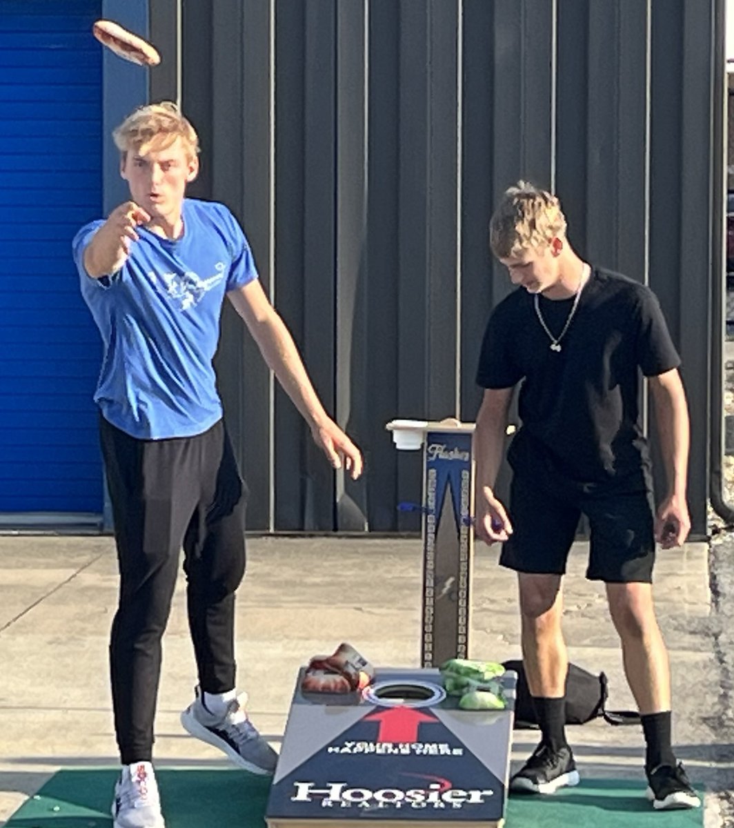 FlashesC's tweet photo. Congrats to the winners of the Homecoming Clash of the Classes Tournament! Juniors Win! 1st- Jackson Bingham, 2nd- Jackson Kaminski, 3rd- John Cherry, 4th- Nevan Tutterow.  Thanks to Reese Coffey for helping run the tourney! https://t.co/PPd8cLuT94