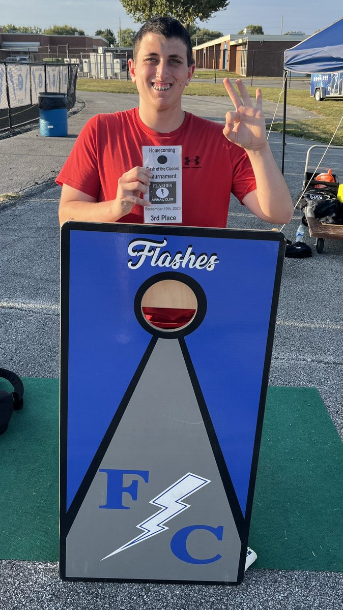 FlashesC's tweet photo. Congrats to the winners of the Homecoming Clash of the Classes Tournament! Juniors Win! 1st- Jackson Bingham, 2nd- Jackson Kaminski, 3rd- John Cherry, 4th- Nevan Tutterow.  Thanks to Reese Coffey for helping run the tourney! https://t.co/PPd8cLuT94