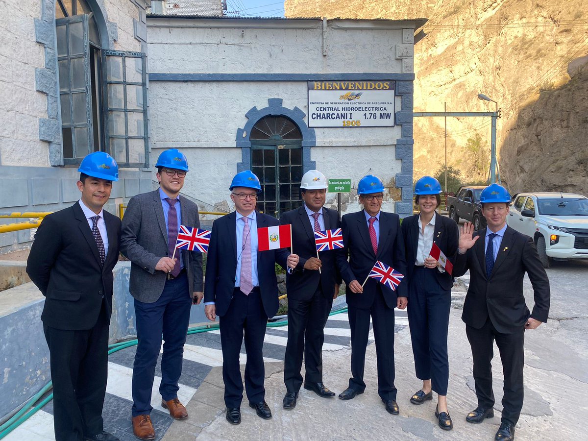 UKinPeru's tweet photo. El Reino Unido 🇬🇧 comprometido con la generación de energía limpia en 🇵🇪. 

Mark Menzies, junto al embajador @GavinDCook, visitó la empresa de generación EGASA, con una delegación de expertos de 🇬🇧, para conocer proyectos que traerán energía renovable a la ciudad de #Arequipa. https://t.co/gtAilsWyuO