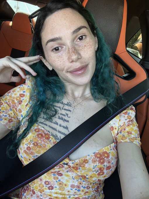 What do you like about me? Join my page for a free gift ❤️ RT if you love crazy girls! https://t.co/