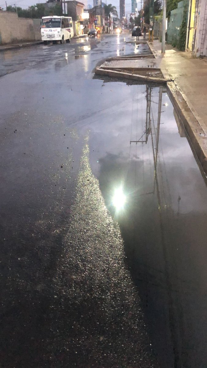 DomRichm's tweet photo. Buenas tardes! Solicitamos apoyo, reportamos la rehabilitación de la #95Pte entre Blvd Carmelitas y #UEMAC a quien corresponda! @eduardorivera01 @InfraPue @PueblaAyto están encarpetando mal se inunda con el nuevo material @Colono_Alerta @ConyCespedes @agusVT812 @RupiReportero_ https://t.co/CHKEaS5t4o