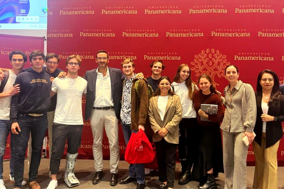 Visita de lujo en Ciudad Panamericana: <a href="/JMRomeroLora/">José María Romero</a>, CEO de <a href="/MAPFRE_MX/">Mapfre México</a>, para hablar con los alumnos sobre la importancia de una cultura aseguradora. Aprovecho para agradecer también los 8 años de alianza a través de <a href="/ComunidadMUP/">Comunidad MAPFRE-UP</a>, donde hemos brindado +97,000 atenciones en un