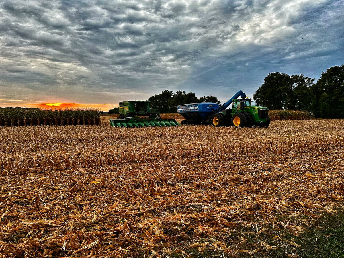 SmithFamFarms's tweet photo. Who doesn’t love a good #harvest23 #sunset picture!? https://t.co/4osvKLduOU