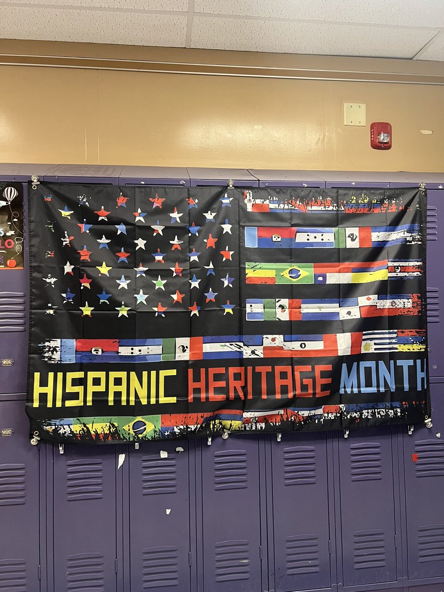 nnpsDLI's tweet image. Menchville High School’s World Language hall is filled with banners, pictures, posters, and student work in honor of Hispanic Heritage month! It’s awesome! #NNPSproud #worldlanguages #duallanguageimmersion #HHM2023