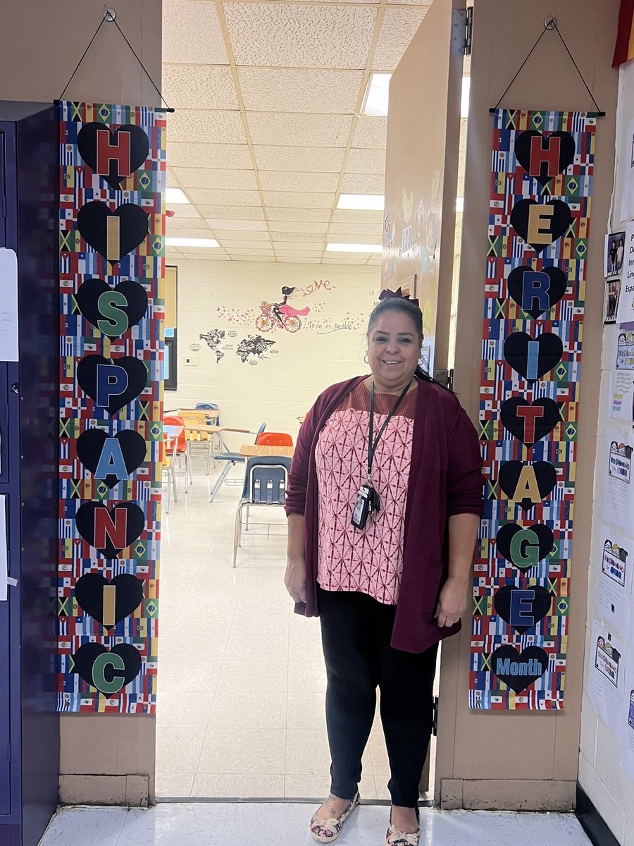 nnpsDLI's tweet image. Menchville High School’s World Language hall is filled with banners, pictures, posters, and student work in honor of Hispanic Heritage month! It’s awesome! #NNPSproud #worldlanguages #duallanguageimmersion #HHM2023