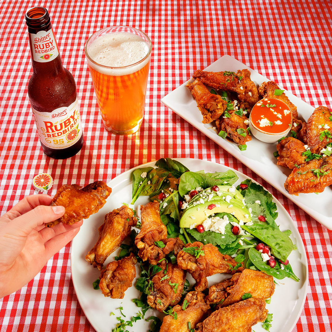 ShinerBeer's tweet image. Let your party platter take flight 🍗 Ruby Redbird adds a refreshing spin to everything from light salads to spicy wings.

#Shiner #ShinerRubyRedbird #RubyRedbird  #Beer #Texas #Picnic #TexasSummer #Summer