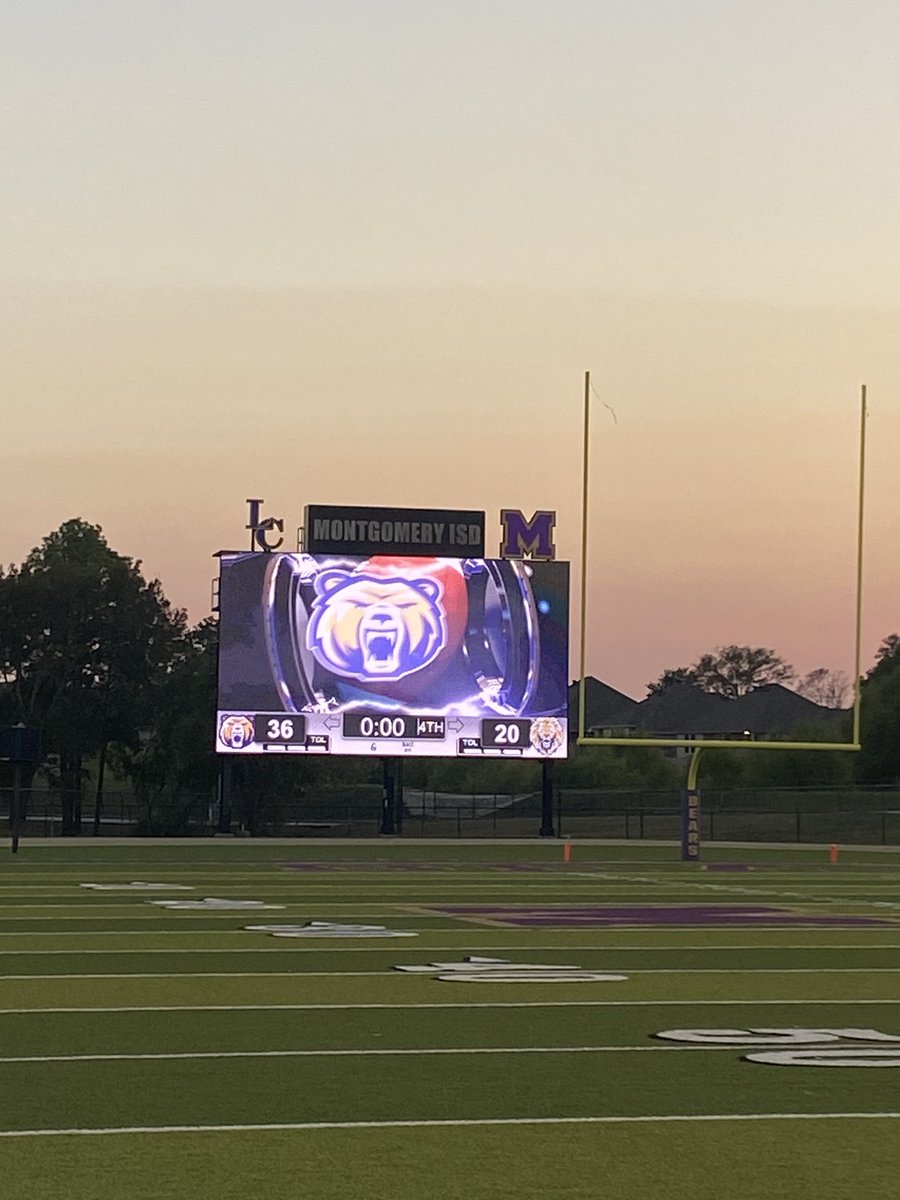 coachcooper_mhs's tweet photo. Another beautiful night for some @mjhsbears football! https://t.co/CTlX6krMNg
