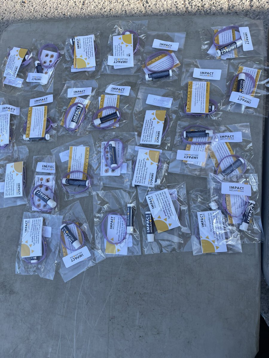 GeorginaSellyn's tweet photo. Loved spending the evening handing out sunscreen lip balms, UV bracelets, and t-shirts to underserved communities in Nashville with the Bridge Ministry! 

Thank you @IMPACTMelanoma for the donations!

#sunprotection #skincancerprevention https://t.co/wwsJUA7PgQ
