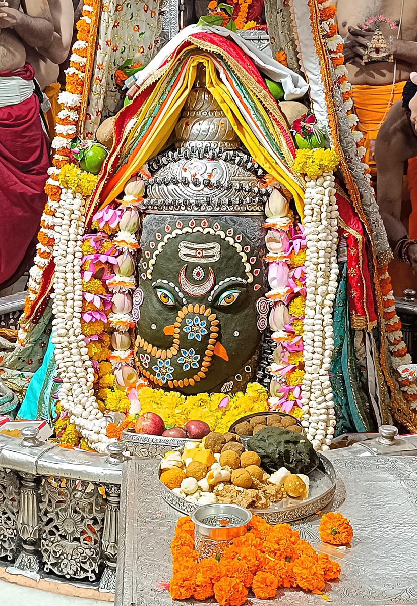 astroashish80's tweet image. .★★★┉┅━❀꧁꧂❀━┅┉★★★
*‼️जय श्री महाकाल‼️*
 *स्वयंभू दक्षिणमुखी ज्योतिर्लिंग राजाधिराज मृत्युलोकाधिपति भूतभावन अवंतिकानाथ बाबा महाकाल का आज का भस्मारती श्रंगार दर्शन।*
20/सितम्बर/2023, बुधवार
★★★┅━❀꧁꧂❀━┅★★★
#जय_श्री_महाकाल