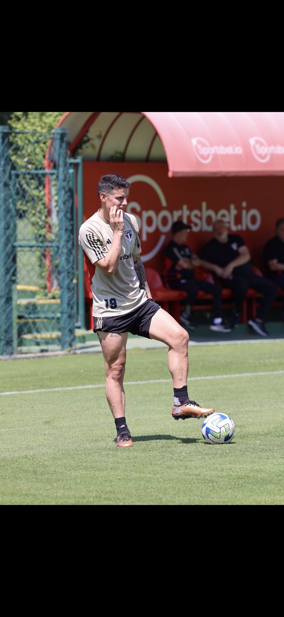 jamesdrodriguez's tweet photo. Something different. ⚽️ https://t.co/hxKlwVFhDr