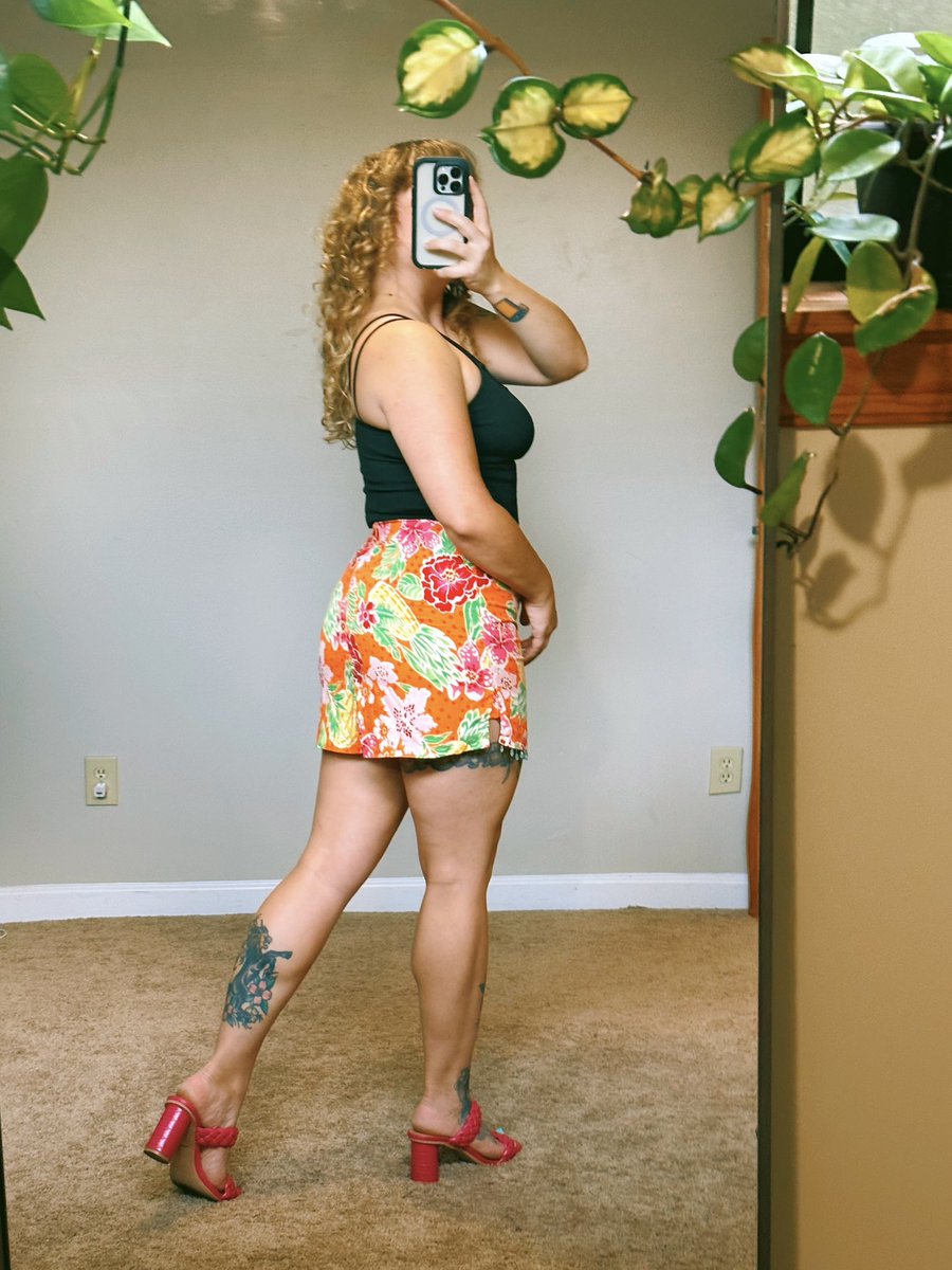 RePeachGA's tweet photo. Listed this cutie 🍊 skort on Depop along with some other lovely skirts (some on sale, link in bio!) 🍍🌺
#Repeach #repeachga #bambootraders #skort #depop https://t.co/6uliYp4KAS