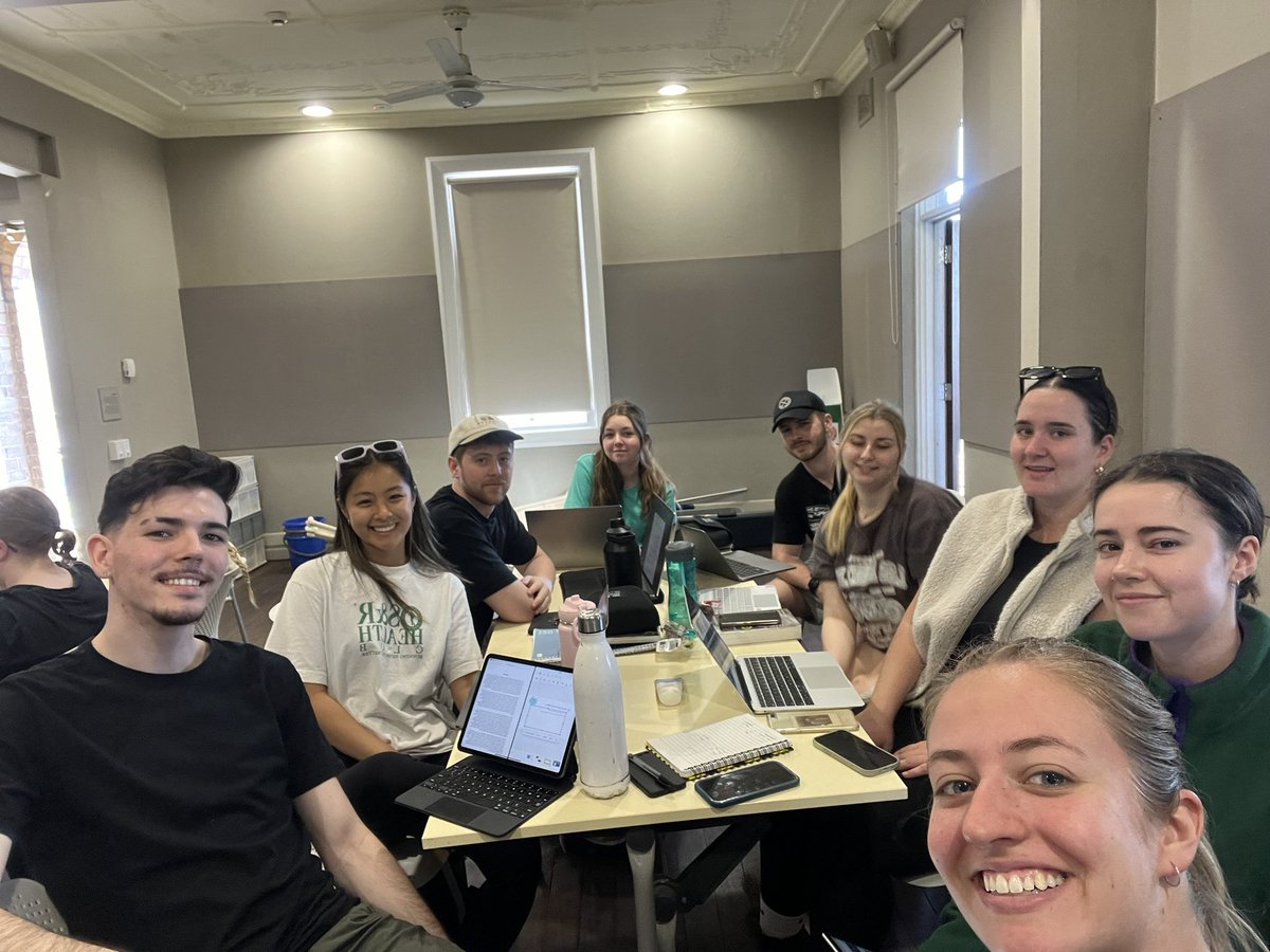 n062430's tweet photo. #BIOL3420
Field trip with the girly pops!! #Josethepossum https://t.co/HYnZFqbtQ3