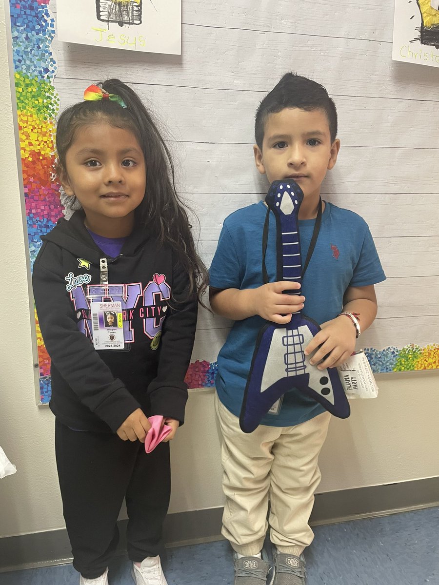 DowellDeloris's tweet photo. Our letter of the day was the the letter โGgโ for gato ๐, Grinch, globo ๐, guitarra ๐ธ and galleta๐ช #ABCBootcamp @ShermanISD @jeepers315 https://t.co/4bKpBZOMMe