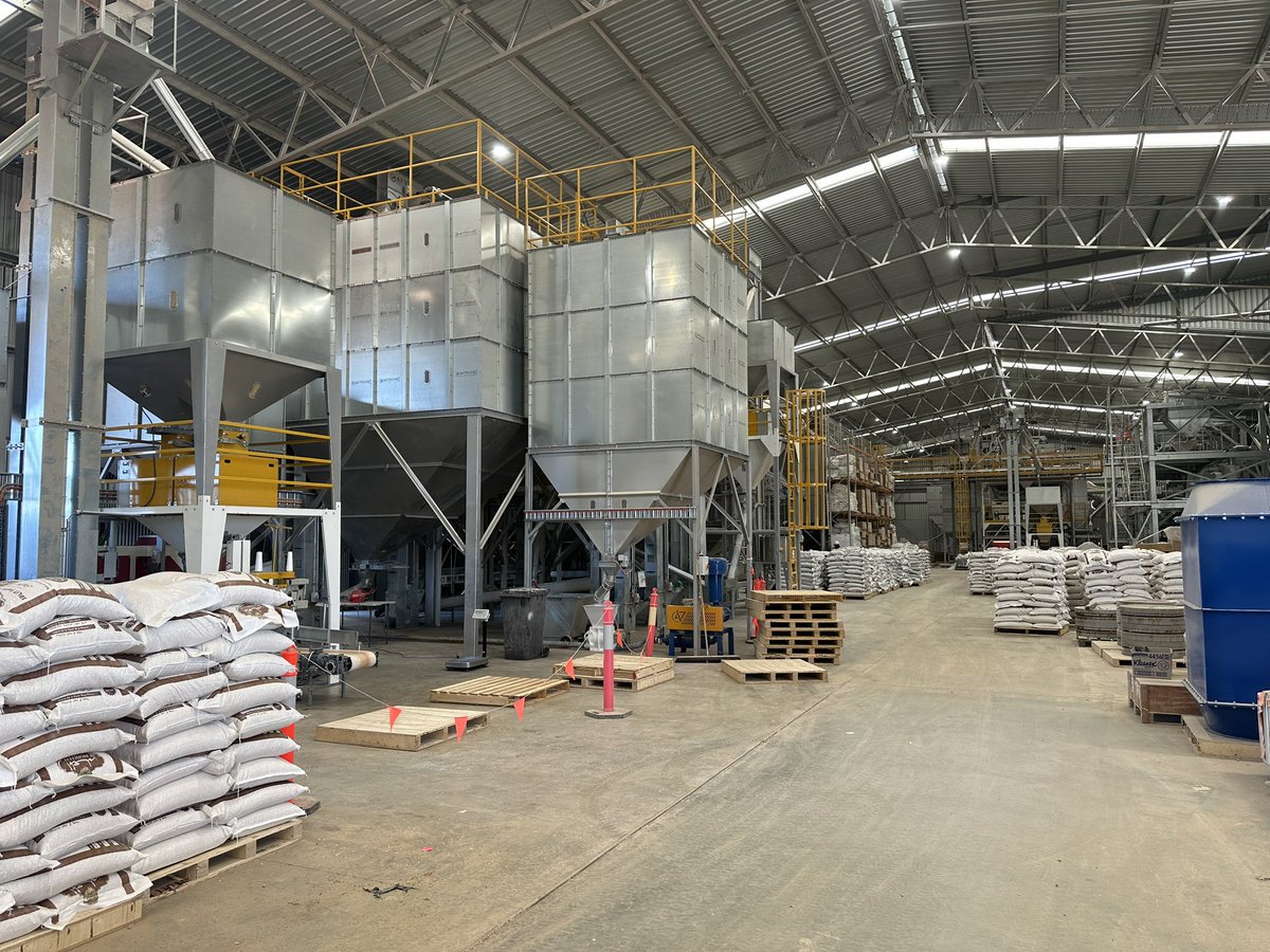 export_grain's tweet photo. AGE’s splitting machine at our Dublin site now in full swing, currently splitting and bagging beans for export. https://t.co/MIhrpJM33A