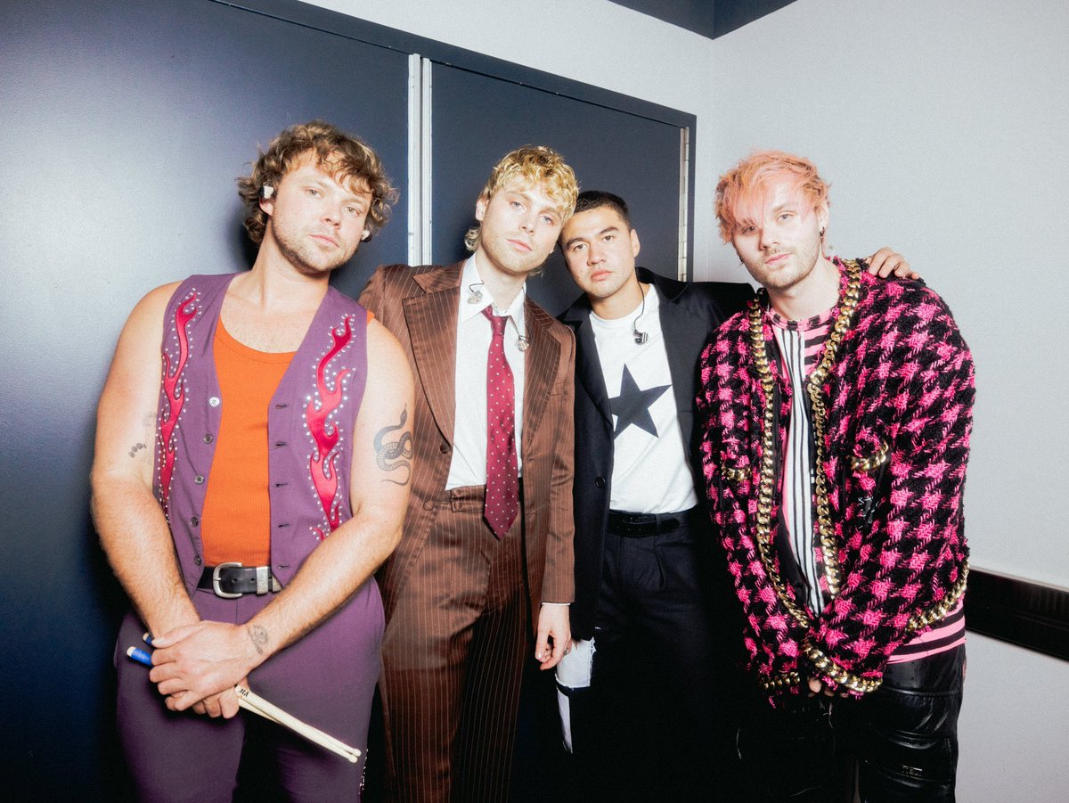 mashtonscomfort's tweet photo. they’re girlbossing so hard rn https://t.co/LpnpAIQiz0