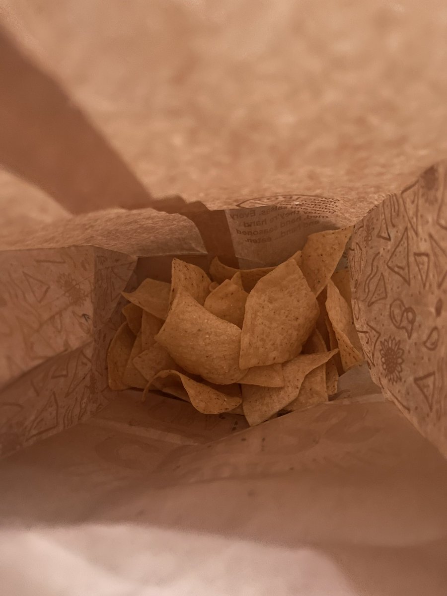 HighImRen's tweet photo. @ChipotleTweets is no better than @LAYS. Atp, I’m never buying a bag of chips again - biggest scam ever 😭😭😭😭 https://t.co/tsmGwesD8w