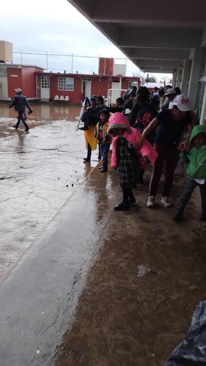 morseedomex's tweet photo. La lluvia ha azotado fuertemente en el municipio de La Paz, la escuela Primaria José Vasconcelos se encuentra afectada, pedimos a los 3 órdenes de gobierno su apoyo para que todos los alumnos puedan llegar con bien a casa, y estén seguros en su escuela 
@delfinagomeza @Edomex https://t.co/UC56NJutbh