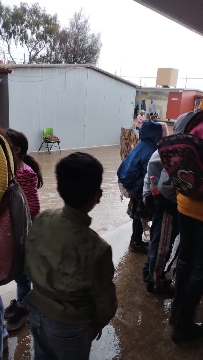 morseedomex's tweet photo. La lluvia ha azotado fuertemente en el municipio de La Paz, la escuela Primaria José Vasconcelos se encuentra afectada, pedimos a los 3 órdenes de gobierno su apoyo para que todos los alumnos puedan llegar con bien a casa, y estén seguros en su escuela 
@delfinagomeza @Edomex https://t.co/UC56NJutbh