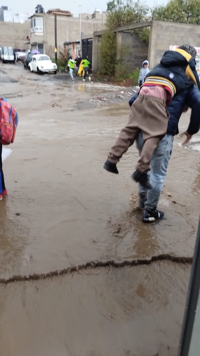 morseedomex's tweet photo. La lluvia ha azotado fuertemente en el municipio de La Paz, la escuela Primaria José Vasconcelos se encuentra afectada, pedimos a los 3 órdenes de gobierno su apoyo para que todos los alumnos puedan llegar con bien a casa, y estén seguros en su escuela 
@delfinagomeza @Edomex https://t.co/UC56NJutbh