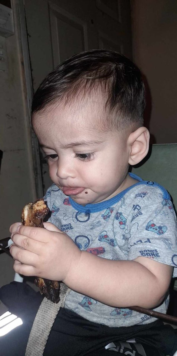 Haciendole comer burro al sobrinito 😂