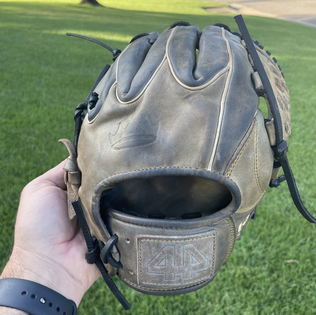 MWGloveWorks's tweet photo. Clean, condition and relace of this @44procustom glove that belongs to Cameron Austin who plays for the Wichita Grays. #gLOVE #relacedontreplace @ballplayersbalm @buyfastpitchgloves https://t.co/fyBLHBLd4G