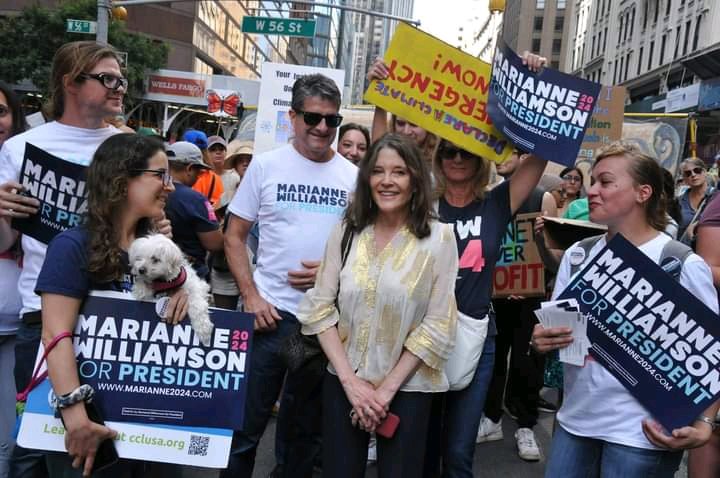 CalantheUigenna's tweet image. #EndFossilFuel  #Marianne2024 Presidential Candidate on the picket line.