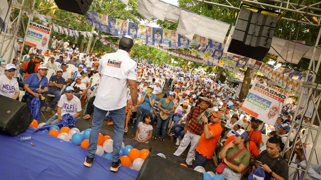 ErasmoZB's tweet photo. Hoy caminamos los barrios de Cotorra con la energía de la gente. Gracias a quienes me acompañaron en el recorrido, creen en este proyecto y sueñan con ver a #CórdobaPr1mero💙🤍💚

Se siente que viene progreso y desarrollo para esta tierra, ¡Vamos con toda! https://t.co/xvTXwYe6NU