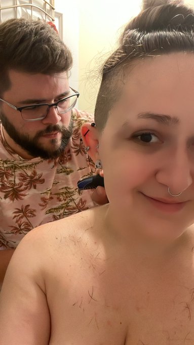 he shaves my head for me 🖤🖤🖤 https://t.co/mxDWVyEKUw