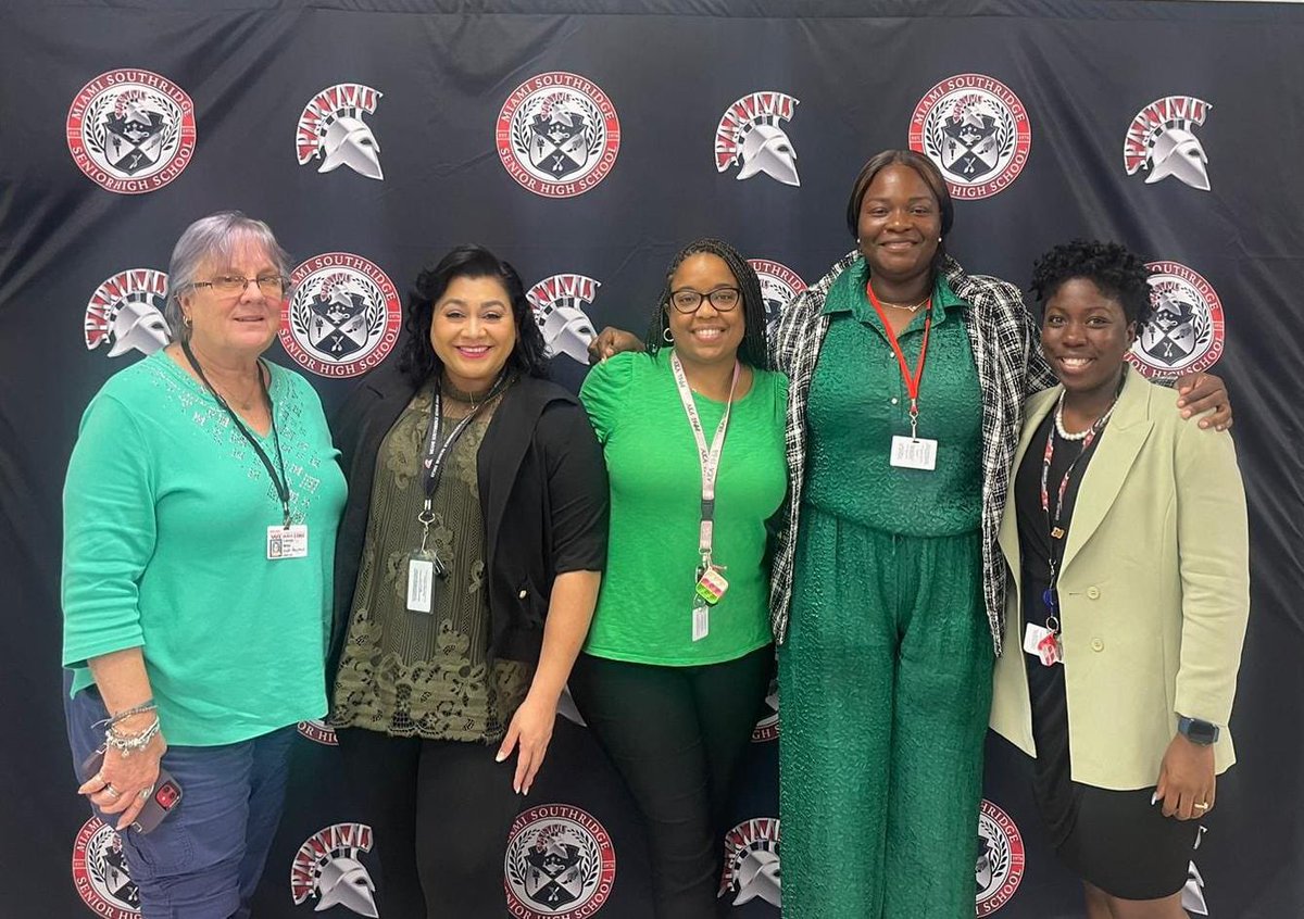 SouthridgeMiami's tweet image. It’s #StartWithHelloWeek @Southridge_SHS & our Spartan Staff is fully in!! Check us out as we did our annual“Green-Out” today & had some “Chat & Chew” sessions on mental health & challenged out our students to say hello! 💚⚫️🔴⚫️🔴⚫️🔴⚫️🔴💚