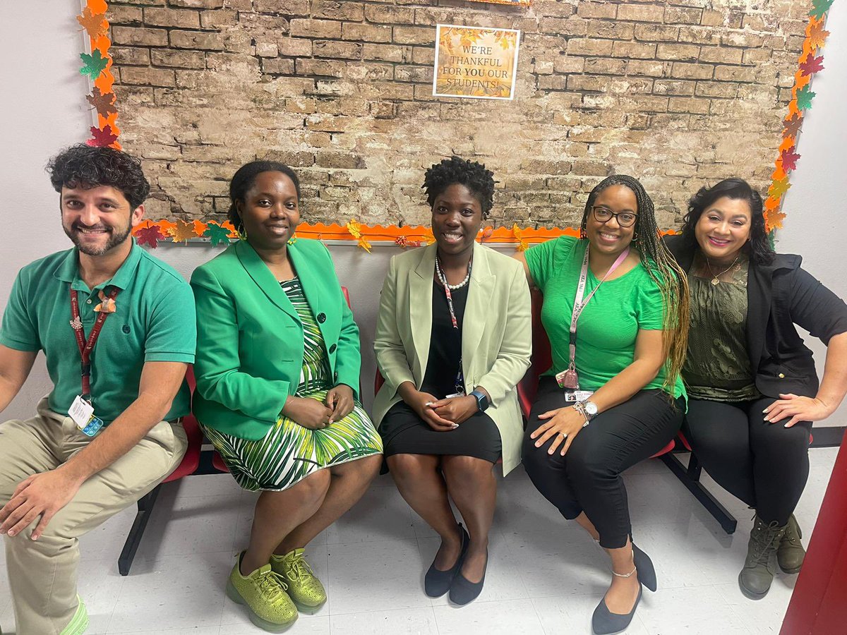 SouthridgeMiami's tweet image. It’s #StartWithHelloWeek @Southridge_SHS & our Spartan Staff is fully in!! Check us out as we did our annual“Green-Out” today & had some “Chat & Chew” sessions on mental health & challenged out our students to say hello! 💚⚫️🔴⚫️🔴⚫️🔴⚫️🔴💚